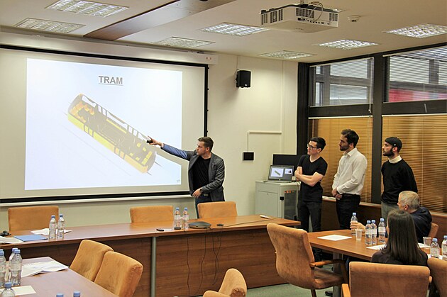 Studenti ZU v Plzni navrhli tramvaj, která by ve dne vozila lidi, v noci...