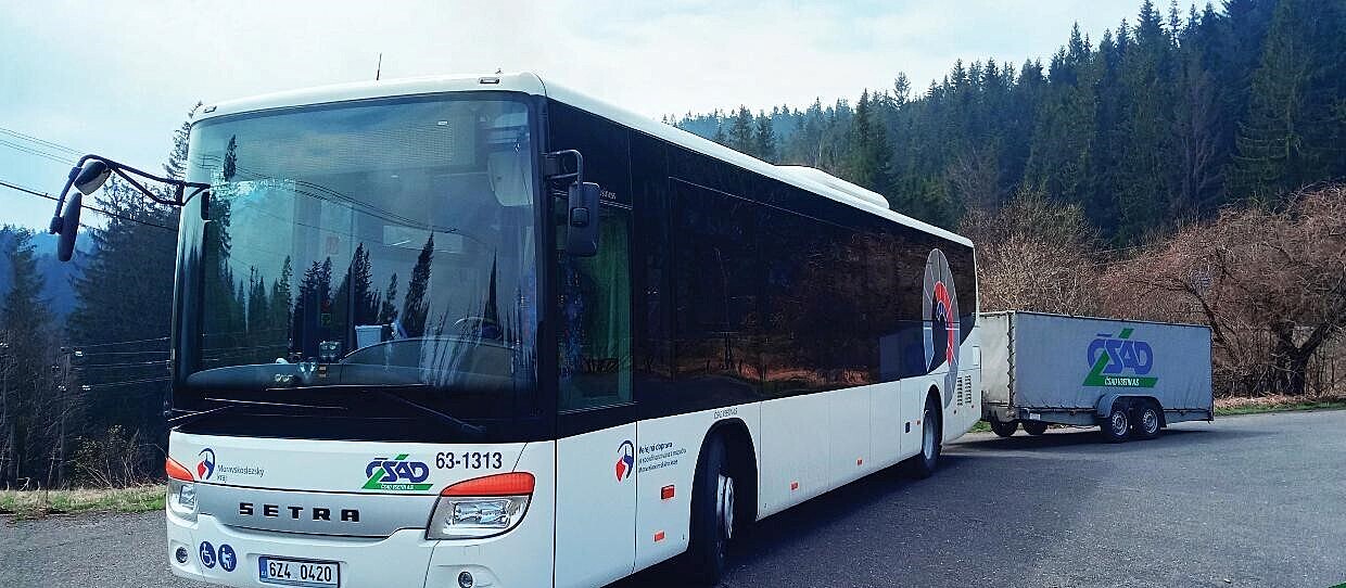 Autobus, který jezdí do Beskyd.