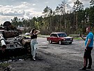 ena pózuje u znieného ruského tanku poblí Makarivu v Kyjevské oblasti. (2....