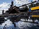 Mu pózuje na znieném ruském tanku poblí Makarivu v Kyjevské oblasti. (2....