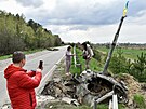 Mu poizuje snímky u znieného ruského tanku u vesnice Rusaniv nedaleko...