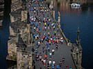 Maratonci pi bhu pes Karlv most na Praském maratonu 2022.