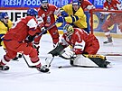 eský branká Marek Langhamer zasahuje v utkání védských hokejových her ve...