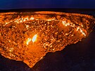 Brána do pekla je kráter na území Turkmenistánu uprost�ed pou�t� Karakum...
