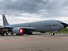 Ltajc tanker KC-135 americk Nrodn gardy z Nebrasky na pardubickm letiti...