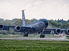 Ltajc tanker KC-135 americk Nrodn gardy z Nebrasky na pardubickm letiti...