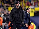 Liverpoolský kou Jürgen Klopp pihlíí utkání na stadionu Villarrealu v...