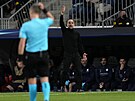 Pep Guardiola udává pokyny hrám Manchesteru City v duelu s Realem Madrid.