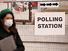 Britové zamíili k volebním místnostech ve svých regionech. (5. kvtna 2022)