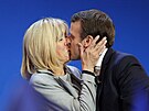 Emmanuel Macron se svou chotí Brigitte na snímku z dubna 2017