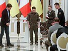 Ukrajinský prezident Volodymyr Zelenskyj po boku kanadského premiéra Justin...