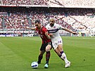 Zlatan Ibrahimovi (vlevo) z AC Milán si kryje balon ped Sofyanem Amrabatem z...