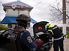 Policie kontroluje auto na okraji Tiraspolu, metropole neuznané republiky...