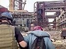 Ukrajinský voják pomáhá starí en evakuovat se z oceláren Azovstal v...