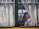 Evakuovaní ukrajintí civilisté z Mariupolu míí do Záporoí. (2. kvtna 2022)