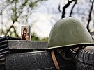 Obrázek Madony s Jeíkem vedle vojenské pilby na kontrolním stanoviti v...