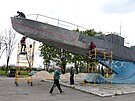 Pracovníci msta Mariupol natírají torpédový lun sovtského typu v rámci...