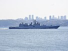 Ruská válená lo Admirál Makarov proplouvá Bosporem v Istanbulu. (13. srpna...