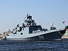 Fregata Admirál Makarov z ruské Baltské flotily kotvící v Petrohradu.