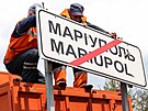 Rusové mní cedule s ukrajinským pojmenováním Mariupolu za ruský název.