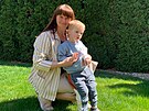Oksana ernij s jedním ze svých vnuk na zahrad u domu v esku, kde aktuáln...