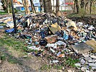 Nkladn vz navezl k dom v Ostrav-Kunikch hromadu odpadu. klidu ern...