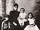 Zleva Josef apek s matkou Boenou a sourozenci Karlem a Helenou.