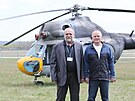 Léka Michal Mareek (vlevo) a bývalý pilot Jan Noina u historického stroje...