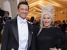 Hugh Jackman a jeho manelka Deborra-Lee Furnessová na Met Gala (New York, 2....