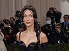 Bella Hadidová na Met Gala (New York, 2. kvtna 2022)