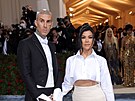 Travis Barker a Kourtney Kardashianová na Met Gala (New York, 2. kvtna 2022)