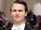 Ansel Elgort na Met Gala (New York, 2. kvtna 2022)