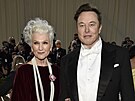 Elon Musk a jeho matka Maye Musková na Met Gala (New York, 2. kvtna 2022)