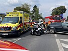 Nehoda osobnho auta a motorky ve Vdesk ulici ve Vestci. (6. kvtna 2022)