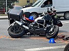Nehoda osobnho auta a motorky ve Vdesk ulici ve Vestci. (6. kvtna 2022)
