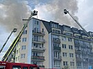Hasi�i zasahuj� u po��ru bytu na pra�sk�m Chodov�, kter� se roz���il i do...