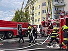 Hasi�i zasahuj� u po��ru bytu na pra�sk�m Chodov�, kter� se roz���il i do...