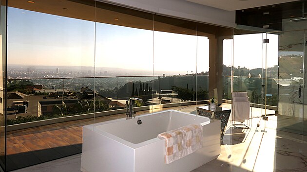 Uchvacující výhled na město si může majitel vychutnávat přímo z vany.