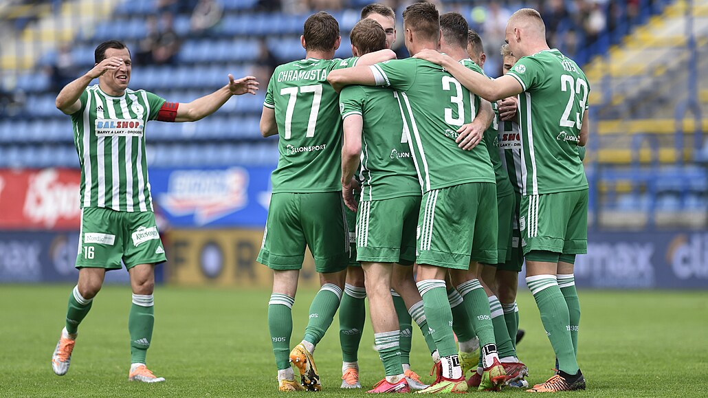 Hrá�i Bohemians oslavují gól proti Zlínu v utkání Fortuna ligy.
