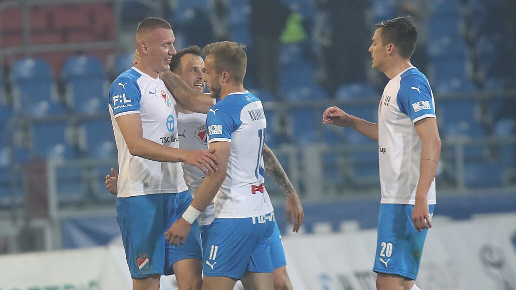 Ladislav Almási se raduje se spoluhrá�i ze svého druhého vst�eleného gólu proti...