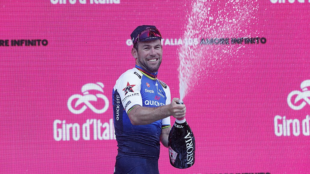 Mark Cavendish slaví se ampaským po vyhrané etap Gira.