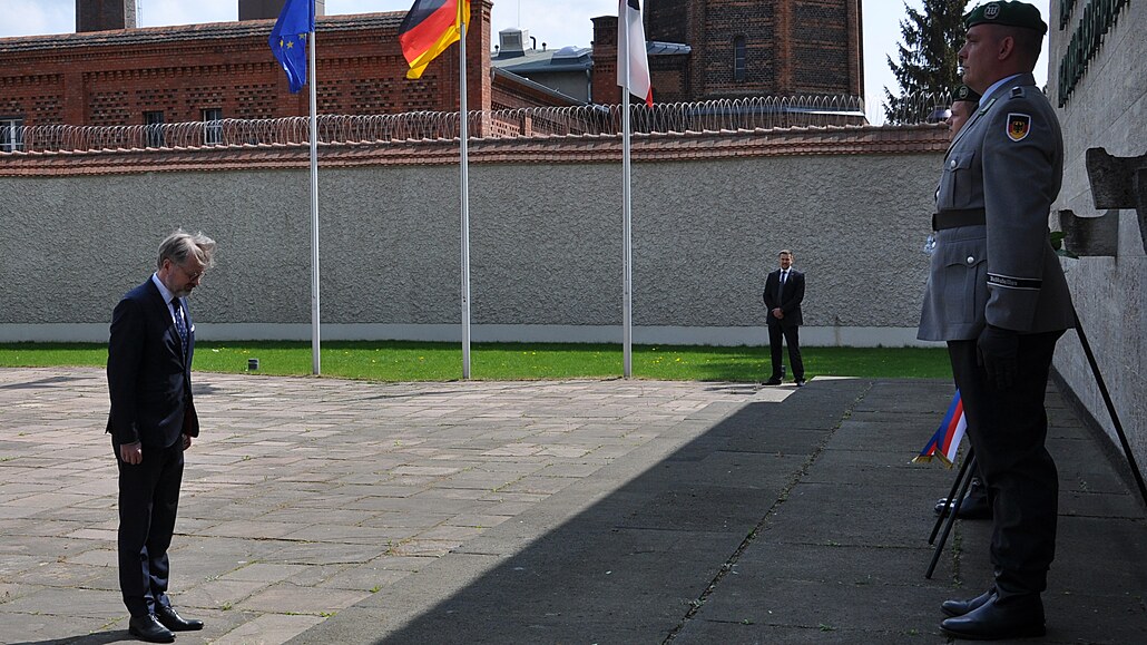 Premiér Petr Fiala uctil v berlínské vznici Plötzensee památku popravených...