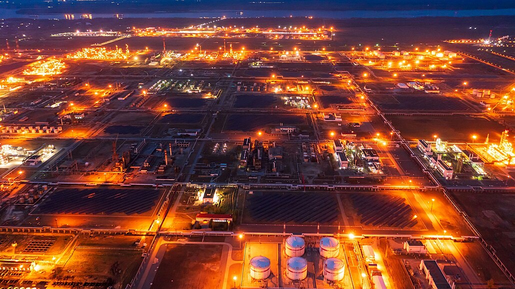 Obří ropná rafinerie společnosti Lukoil ve Volgogradu.