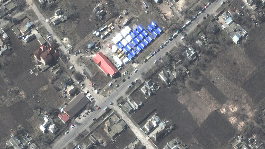 Satelitní snímky  ukazují, e a 30 modrobílých stan bylo postaveno v táboe v...