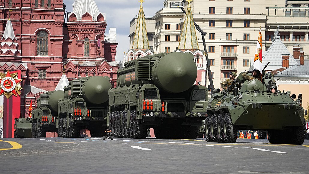 Ruské balistické střely RS-24 Jars na Rudém náměstí v Moskvě.