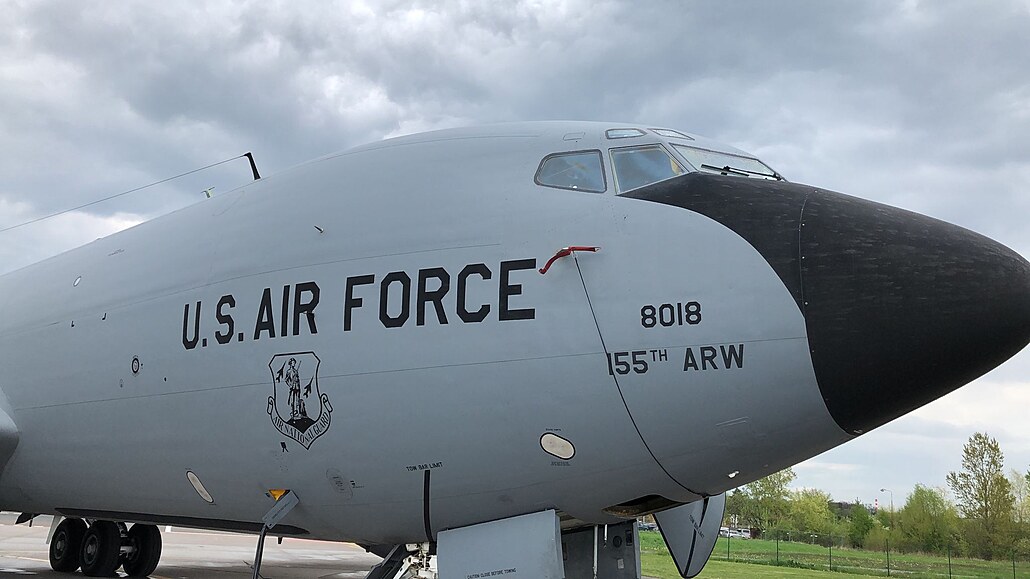 Létající tanker KC-135 americké Národní gardy z Nebrasky na pardubickém letiti...