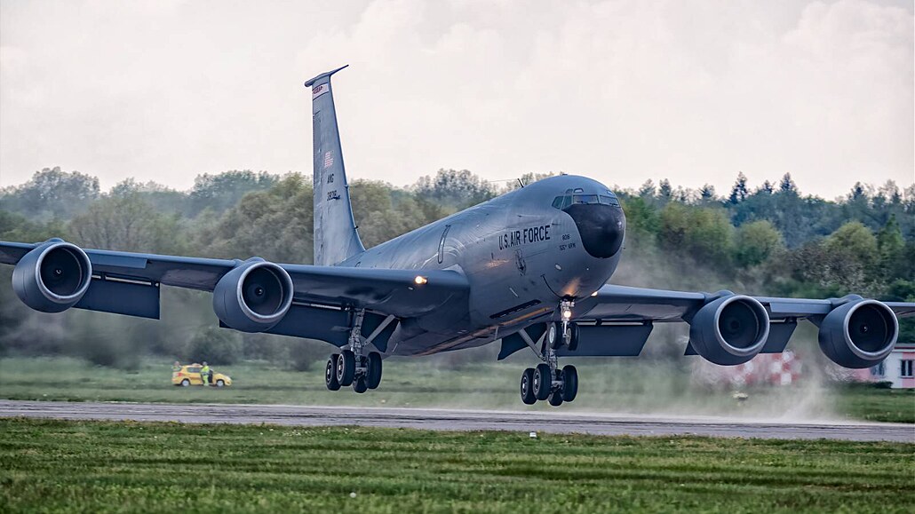 Létající tanker KC-135 americké Národní gardy z Nebrasky na pardubickém letiti...