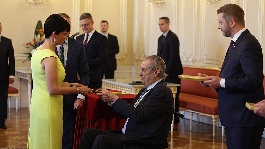 Prezident Milo� Zeman p�edal ocen�ní Zlatého záchraná�ského k�í�e za rok 2021...