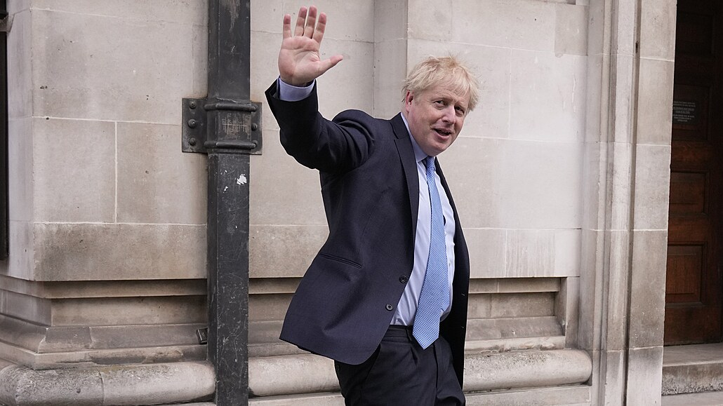 Premiér Boris Johnson míří do volební místnosti. (5. května 2022)