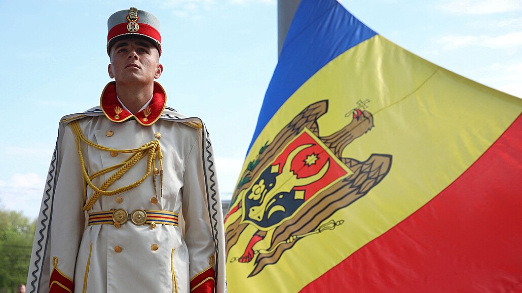 V Moldavsku oslavili Den státní vlajky. Snímek pochází z metropole Kiinva....